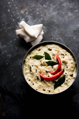 Nariyal veya Hindistan cevizi Chutney bir kasede servis. Moody arka plan üzerinde izole. seçici odak