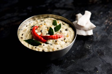 Nariyal veya Hindistan cevizi Chutney bir kasede servis. Moody arka plan üzerinde izole. seçici odak
