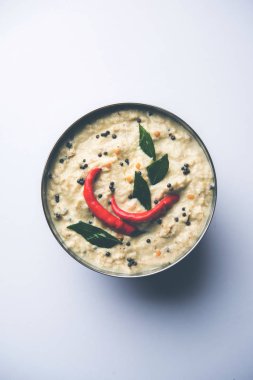 Nariyal veya Hindistan cevizi Chutney bir kasede servis. Moody arka plan üzerinde izole. seçici odak