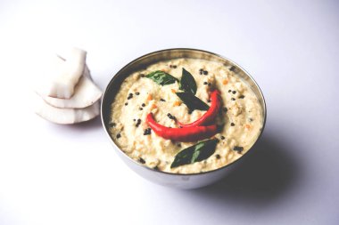 Nariyal veya Hindistan cevizi Chutney bir kasede servis. Moody arka plan üzerinde izole. seçici odak