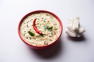 Nariyal veya Hindistan cevizi Chutney bir kasede servis. Moody arka plan üzerinde izole. seçici odak