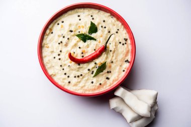 Nariyal veya Hindistan cevizi Chutney bir kasede servis. Moody arka plan üzerinde izole. seçici odak