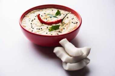 Nariyal veya Hindistan cevizi Chutney bir kasede servis. Moody arka plan üzerinde izole. seçici odak