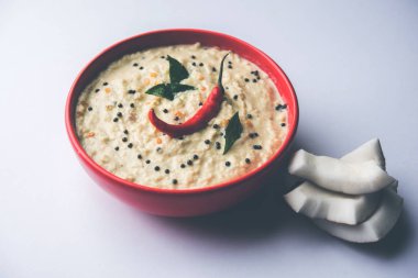 Nariyal veya Hindistan cevizi Chutney bir kasede servis. Moody arka plan üzerinde izole. seçici odak