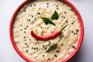 Nariyal veya Hindistan cevizi Chutney bir kasede servis. Moody arka plan üzerinde izole. seçici odak