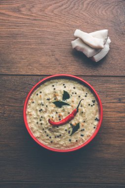 Nariyal veya Hindistan cevizi Chutney bir kasede servis. Moody arka plan üzerinde izole. seçici odak