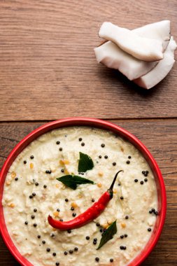 Nariyal veya Hindistan cevizi Chutney bir kasede servis. Moody arka plan üzerinde izole. seçici odak