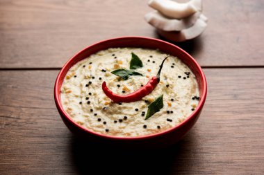 Nariyal veya Hindistan cevizi Chutney bir kasede servis. Moody arka plan üzerinde izole. seçici odak