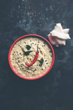 Nariyal veya Hindistan cevizi Chutney bir kasede servis. Moody arka plan üzerinde izole. seçici odak