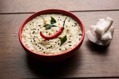 Nariyal veya Hindistan cevizi Chutney bir kasede servis. Moody arka plan üzerinde izole. seçici odak