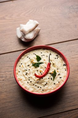 Nariyal veya Hindistan cevizi Chutney bir kasede servis. Moody arka plan üzerinde izole. seçici odak