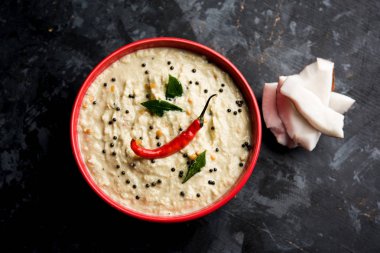 Nariyal veya Hindistan cevizi Chutney bir kasede servis. Moody arka plan üzerinde izole. seçici odak
