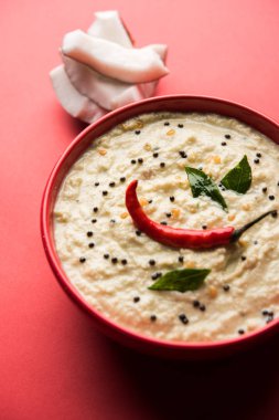 Nariyal veya Hindistan cevizi Chutney bir kasede servis. Moody arka plan üzerinde izole. seçici odak