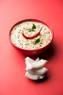 Nariyal veya Hindistan cevizi Chutney bir kasede servis. Moody arka plan üzerinde izole. seçici odak