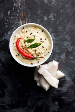 Nariyal veya Hindistan cevizi Chutney bir kasede servis. Moody arka plan üzerinde izole. seçici odak