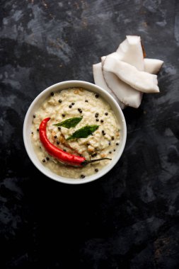 Nariyal veya Hindistan cevizi Chutney bir kasede servis. Moody arka plan üzerinde izole. seçici odak