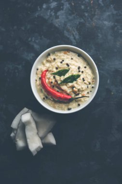 Nariyal veya Hindistan cevizi Chutney bir kasede servis. Moody arka plan üzerinde izole. seçici odak