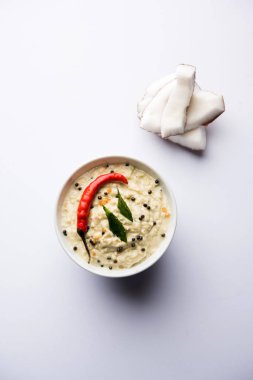 Nariyal veya Hindistan cevizi Chutney bir kasede servis. Moody arka plan üzerinde izole. seçici odak