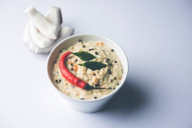 Nariyal veya Hindistan cevizi Chutney bir kasede servis. Moody arka plan üzerinde izole. seçici odak