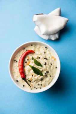 Nariyal veya Hindistan cevizi Chutney bir kasede servis. Moody arka plan üzerinde izole. seçici odak