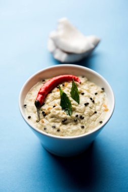 Nariyal veya Hindistan cevizi Chutney bir kasede servis. Moody arka plan üzerinde izole. seçici odak