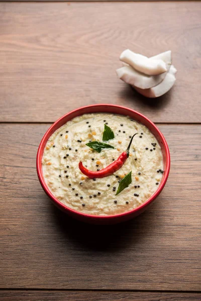 Nariyal Chutney Coco Servido Uma Tigela Isolado Sobre Fundo Mal — Fotografia de Stock