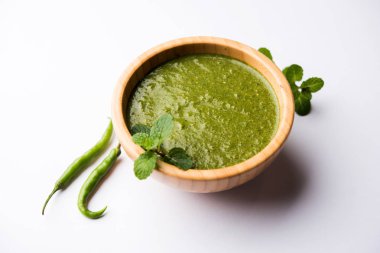 Sağlıklı yeşil nane Hint turşusu yapılan kişniş, pudina ve baharatlar ile. izole moody arka plan. seçici odak