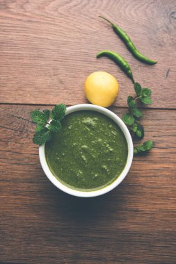 Sağlıklı yeşil nane Hint turşusu yapılan kişniş, pudina ve baharatlar ile. izole moody arka plan. seçici odak