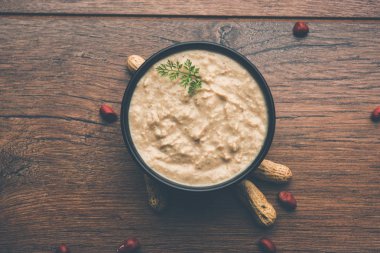 Yer fıstığı kullanılarak yapılan sağlıklı fıstık Hint turşusu / Shengdana veya mungfali. ham bütün ile küçük bir kasede servis. Seçici odak