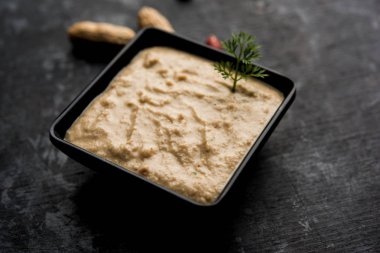 Yer fıstığı kullanılarak yapılan sağlıklı fıstık Hint turşusu / Shengdana veya mungfali. ham bütün ile küçük bir kasede servis. Seçici odak