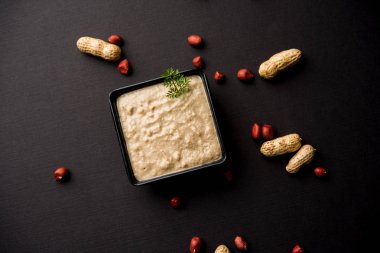 Yer fıstığı kullanılarak yapılan sağlıklı fıstık Hint turşusu / Shengdana veya mungfali. ham bütün ile küçük bir kasede servis. Seçici odak