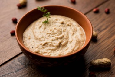 Yer fıstığı kullanılarak yapılan sağlıklı fıstık Hint turşusu / Shengdana veya mungfali. ham bütün ile küçük bir kasede servis. Seçici odak