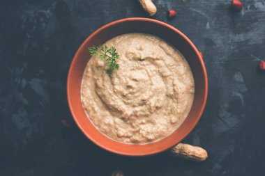 Yer fıstığı kullanılarak yapılan sağlıklı fıstık Hint turşusu / Shengdana veya mungfali. ham bütün ile küçük bir kasede servis. Seçici odak