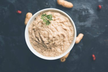 Yer fıstığı kullanılarak yapılan sağlıklı fıstık Hint turşusu / Shengdana veya mungfali. ham bütün ile küçük bir kasede servis. Seçici odak