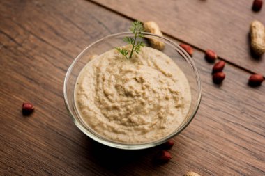 Yer fıstığı kullanılarak yapılan sağlıklı fıstık Hint turşusu / Shengdana veya mungfali. ham bütün ile küçük bir kasede servis. Seçici odak