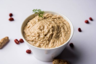 Yer fıstığı kullanılarak yapılan sağlıklı fıstık Hint turşusu / Shengdana veya mungfali. ham bütün ile küçük bir kasede servis. Seçici odak