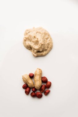 Yer fıstığı kullanılarak yapılan sağlıklı fıstık Hint turşusu / Shengdana veya mungfali. ham bütün ile küçük bir kasede servis. Seçici odak