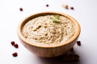 Yer fıstığı kullanılarak yapılan sağlıklı fıstık Hint turşusu / Shengdana veya mungfali. ham bütün ile küçük bir kasede servis. Seçici odak