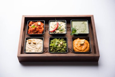 Hint Chutneys grup Hindistan cevizi, fıstık, yeşil ve kırmızı soğuk, sarımsak ve küçük kare şekli kase hizmet pudina içerir. seçici odak