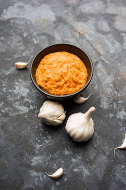 Sarımsak Hint turşusu, Hindistan, lahsun/lehsun kaynaklanan kullanılarak yapılan bir kapta moody arka plan üzerinde görev yaptı. seçici odak