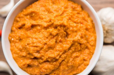 Sarımsak Hint turşusu, Hindistan, lahsun/lehsun kaynaklanan kullanılarak yapılan bir kapta moody arka plan üzerinde görev yaptı. seçici odak