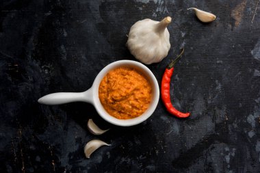 Sarımsak Hint turşusu, Hindistan, lahsun/lehsun kaynaklanan kullanılarak yapılan bir kapta moody arka plan üzerinde görev yaptı. seçici odak