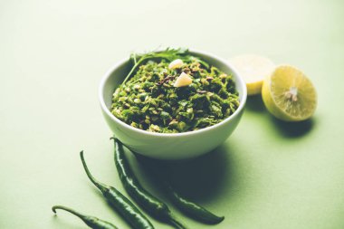 Sıcak ve baharatlı yeşil biber turşusu Hari mirch, kimyon tohumu, limon suyu ve kişniş ile. bir kasede servis. seçici odak