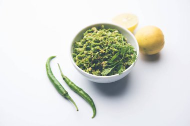 Sıcak ve baharatlı yeşil biber turşusu Hari mirch, kimyon tohumu, limon suyu ve kişniş ile. bir kasede servis. seçici odak