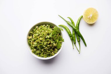 Sıcak ve baharatlı yeşil biber turşusu Hari mirch, kimyon tohumu, limon suyu ve kişniş ile. bir kasede servis. seçici odak