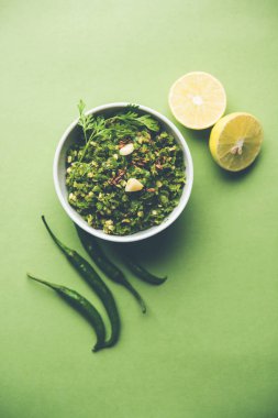 Sıcak ve baharatlı yeşil biber turşusu Hari mirch, kimyon tohumu, limon suyu ve kişniş ile. bir kasede servis. seçici odak