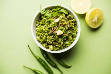 Sıcak ve baharatlı yeşil biber turşusu Hari mirch, kimyon tohumu, limon suyu ve kişniş ile. bir kasede servis. seçici odak