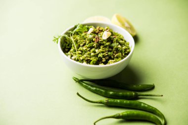 Sıcak ve baharatlı yeşil biber turşusu Hari mirch, kimyon tohumu, limon suyu ve kişniş ile. bir kasede servis. seçici odak