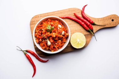 Sıcak ve baharatlı sıcak biber turşusu lal mirch, kimyon tohumu, limon suyu ve kişniş ile. bir kasede servis. seçici odak