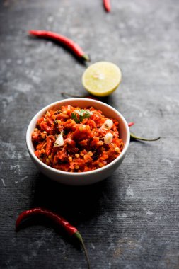 Sıcak ve baharatlı sıcak biber turşusu lal mirch, kimyon tohumu, limon suyu ve kişniş ile. bir kasede servis. seçici odak